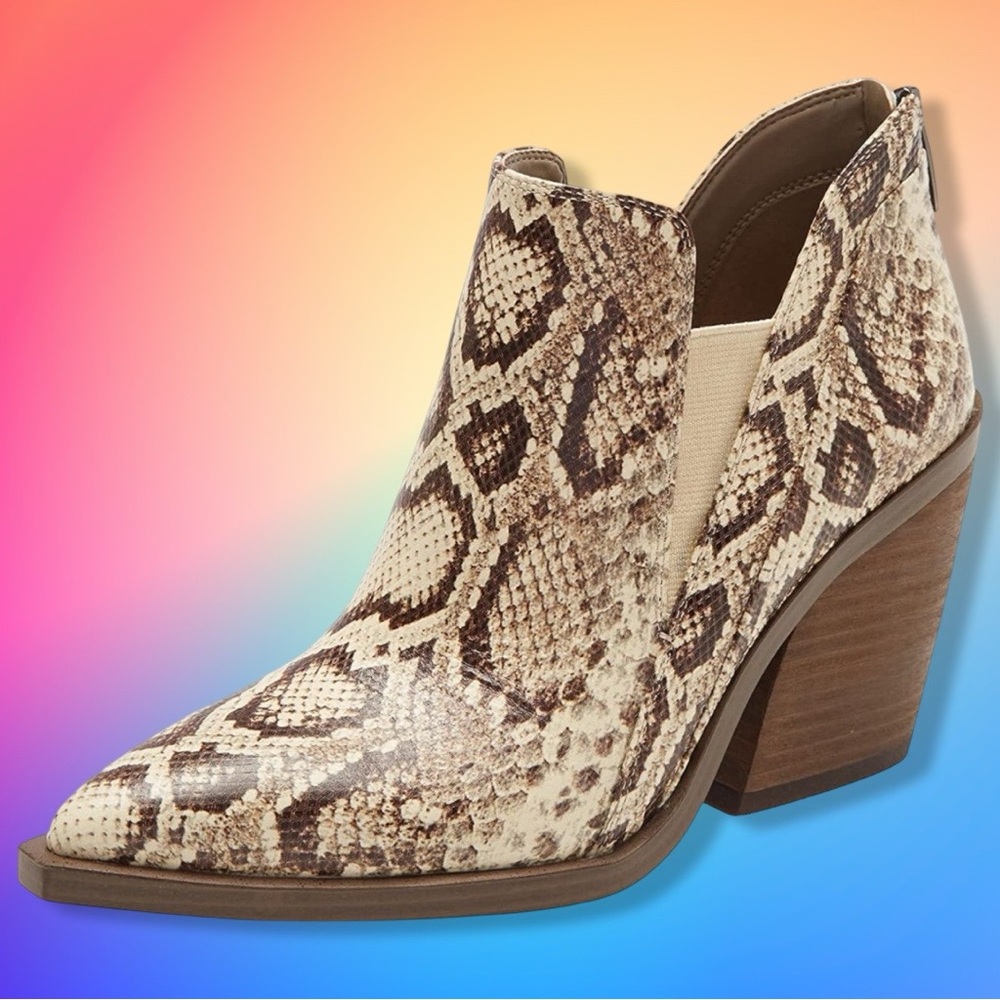 NWOT VINCE CAMUTO GRADESHA SNAKESKIN BOOTIES - 9 WOMENS